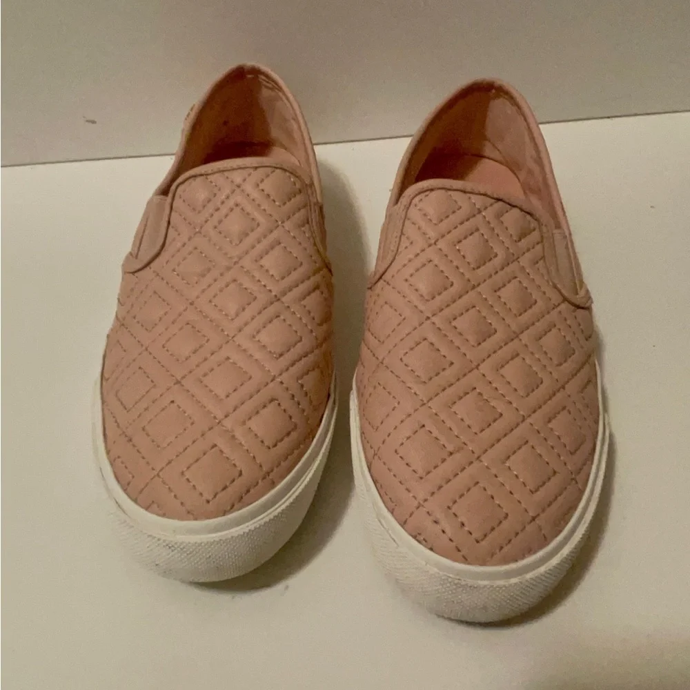Tory Burch, beautiful pink color slippers